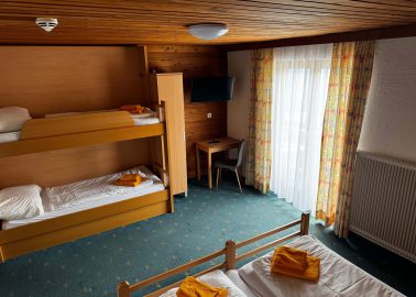 Familienzimmer im Alpengasthof, gemütlich mit Etagenbett und Ausblick. Ideal für Ihren Urlaub.